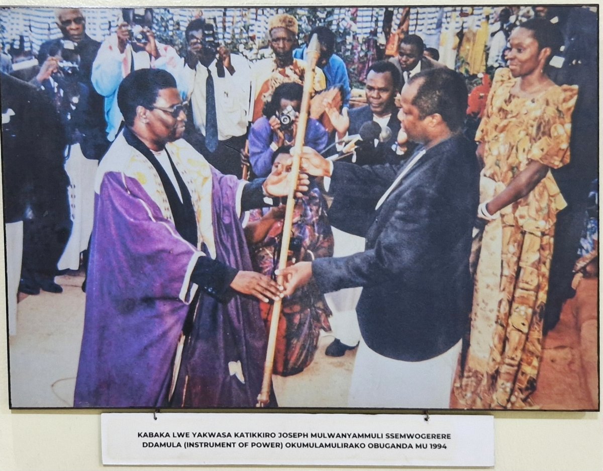 BAKATIKKIRO BA KABAKA MUTEBI II n'okusomozebwa kwe basanze. (OWEEKITIIBWA JOSEPH MULWANYAMMULI SSEMWOGERERE)